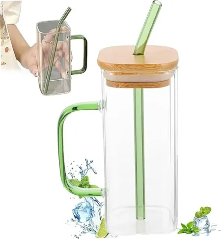 كوب زجاجي شفاف بتصميم مربع مع مقبض أخضر، وغطاء خشبي، وشفاطة زجاجية