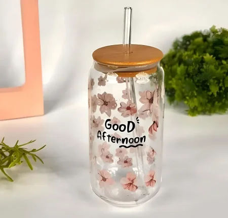 كوب زجاجي شفاف بغطاء من الخيزران