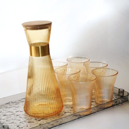 إبريق وكاسات زجاجي مضلع بلون عسلي مع حلقة ذهبية وغطاء خشبي